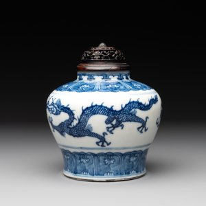 A Chinese blue and white 'dragon' vase with wooden cover and stand, Wanli mark, Republic — photo 3