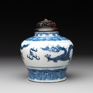 A Chinese blue and white 'dragon' vase with wooden cover and stand, Wanli mark, Republic — photo 4