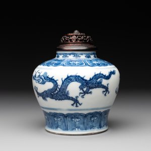 A Chinese blue and white 'dragon' vase with wooden cover and stand, Wanli mark, Republic — photo 5