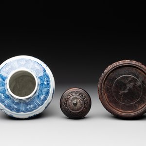 A Chinese blue and white 'dragon' vase with wooden cover and stand, Wanli mark, Republic — photo 6