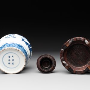A Chinese blue and white 'dragon' vase with wooden cover and stand, Wanli mark, Republic — photo 7