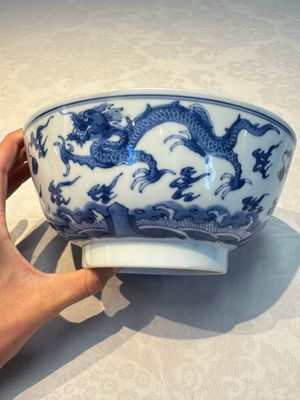 A Chinese blue and white' Dragons and Carp' bowl, Kangxi — 照片 1