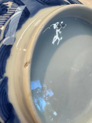 A Chinese blue and white' Dragons and Carp' bowl, Kangxi — 照片 14