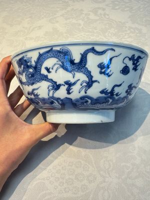 A Chinese blue and white' Dragons and Carp' bowl, Kangxi — 照片 2