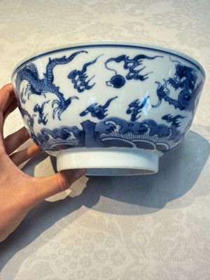 A Chinese blue and white' Dragons and Carp' bowl, Kangxi — 照片 3