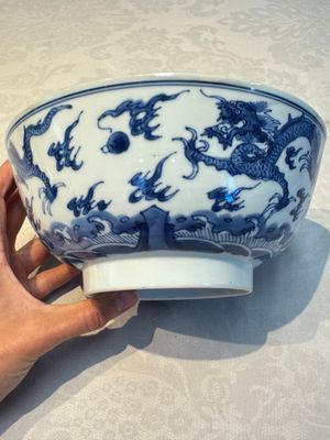 A Chinese blue and white' Dragons and Carp' bowl, Kangxi — 照片 4