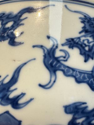 A Chinese blue and white' Dragons and Carp' bowl, Kangxi — 照片 5