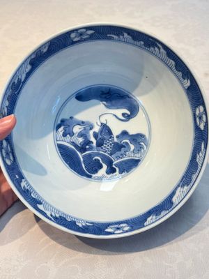 A Chinese blue and white' Dragons and Carp' bowl, Kangxi — 照片 6