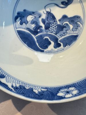 A Chinese blue and white' Dragons and Carp' bowl, Kangxi — 照片 7