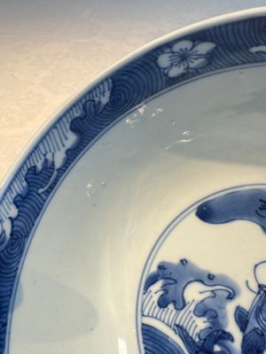 A Chinese blue and white' Dragons and Carp' bowl, Kangxi — 照片 8
