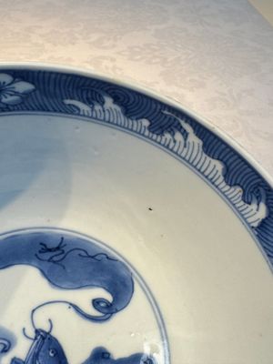 A Chinese blue and white' Dragons and Carp' bowl, Kangxi — 照片 9