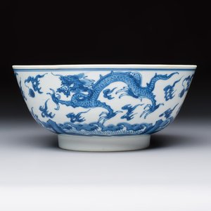 A Chinese blue and white' Dragons and Carp' bowl, Kangxi — 照片 1