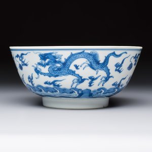 A Chinese blue and white' Dragons and Carp' bowl, Kangxi — 照片 2
