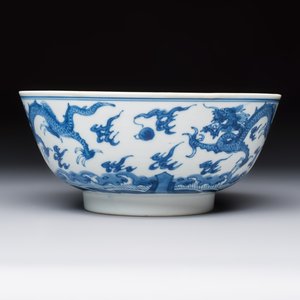 A Chinese blue and white' Dragons and Carp' bowl, Kangxi — 照片 4