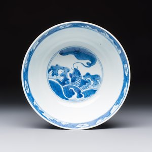 A Chinese blue and white' Dragons and Carp' bowl, Kangxi — 照片 6