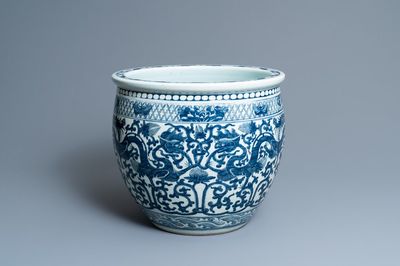 A Chinese blue and white 'dragons' fish bowl, 19th C.