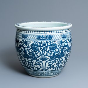 A Chinese blue and white 'dragons' fish bowl, 19th C. — 照片 1