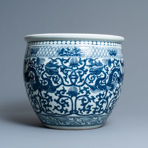 A Chinese blue and white 'dragons' fish bowl, 19th C. — 照片 4