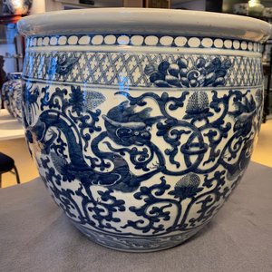 A Chinese blue and white 'dragons' fish bowl, 19th C. — 照片 8