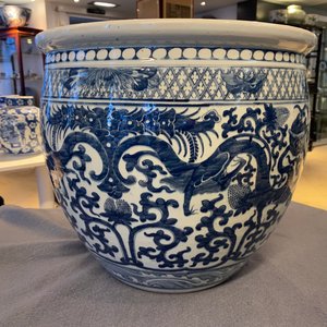 A Chinese blue and white 'dragons' fish bowl, 19th C. — 照片 9