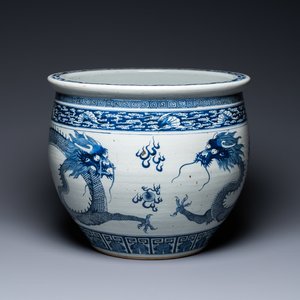 A Chinese blue and white 'dragons' fish bowl, Qianlong/Jiaqing — 照片 1