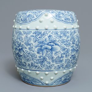 A Chinese blue and white drum-shaped arm rest, Qianlong — photo 5