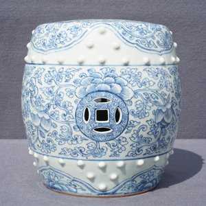 A Chinese blue and white drum-shaped arm rest, Qianlong — photo 9