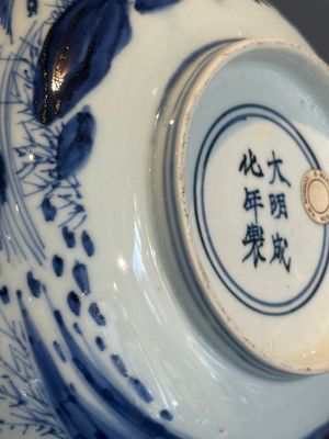 A Chinese blue and white 'duck pond' bowl, Chenghua mark, Kangxi — photo 15
