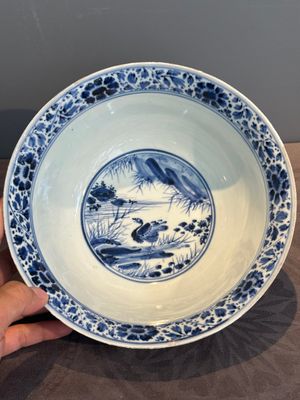 A Chinese blue and white 'duck pond' bowl, Chenghua mark, Kangxi — photo 8