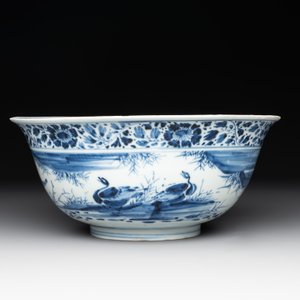 A Chinese blue and white 'duck pond' bowl, Chenghua mark, Kangxi — photo 3