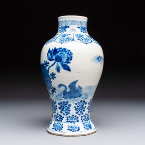 A Chinese blue and white 'Ducks in a Lotus Pond' vase, Kangxi mark, 19th C. — photo 3