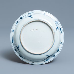 A Chinese blue and white 'ducks' plate, Wanli — 照片 2
