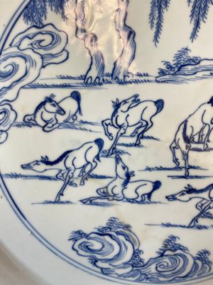 A Chinese blue and white 'Eight horses of Mu Wang' dish with silver-mounted rim, Kangxi/Yongzheng — photo 7