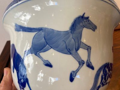 A Chinese blue and white 'Eight horses of Mu Wang' jardinière, Kangxi mark, 19/20th C. — 照片 6