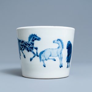A Chinese blue and white 'Eight horses of Mu Wang' jardinière, Qianlong mark, 19th C. — 照片 5