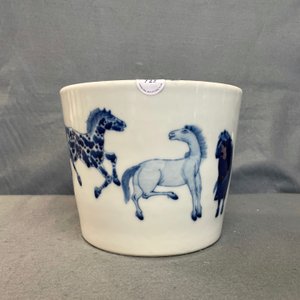 A Chinese blue and white 'Eight horses of Mu Wang' jardinière, Qianlong mark, 19th C. — 照片 8