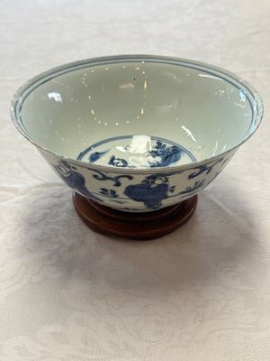 A Chinese blue and white 'Eight Immortals' bowl on a wooden stand, Chenghua mark, late Ming — foto 1