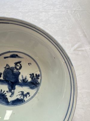 A Chinese blue and white 'Eight Immortals' bowl on a wooden stand, Chenghua mark, late Ming — foto 11