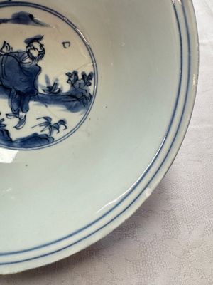 A Chinese blue and white 'Eight Immortals' bowl on a wooden stand, Chenghua mark, late Ming — foto 12