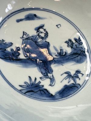 A Chinese blue and white 'Eight Immortals' bowl on a wooden stand, Chenghua mark, late Ming — foto 13