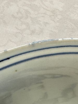 A Chinese blue and white 'Eight Immortals' bowl on a wooden stand, Chenghua mark, late Ming — foto 16