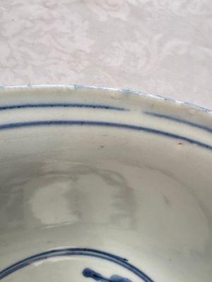 A Chinese blue and white 'Eight Immortals' bowl on a wooden stand, Chenghua mark, late Ming — foto 17