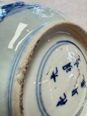 A Chinese blue and white 'Eight Immortals' bowl on a wooden stand, Chenghua mark, late Ming — foto 20