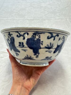 A Chinese blue and white 'Eight Immortals' bowl on a wooden stand, Chenghua mark, late Ming — foto 2