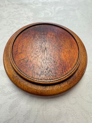 A Chinese blue and white 'Eight Immortals' bowl on a wooden stand, Chenghua mark, late Ming — foto 24