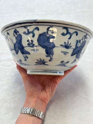 A Chinese blue and white 'Eight Immortals' bowl on a wooden stand, Chenghua mark, late Ming — foto 3