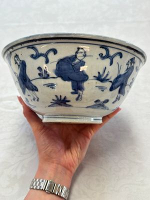 A Chinese blue and white 'Eight Immortals' bowl on a wooden stand, Chenghua mark, late Ming — foto 4