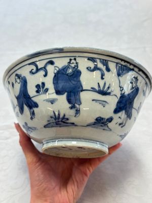 A Chinese blue and white 'Eight Immortals' bowl on a wooden stand, Chenghua mark, late Ming — foto 5