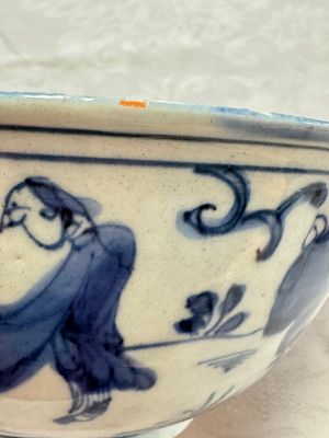 A Chinese blue and white 'Eight Immortals' bowl on a wooden stand, Chenghua mark, late Ming — foto 6