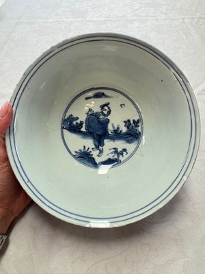 A Chinese blue and white 'Eight Immortals' bowl on a wooden stand, Chenghua mark, late Ming — foto 7